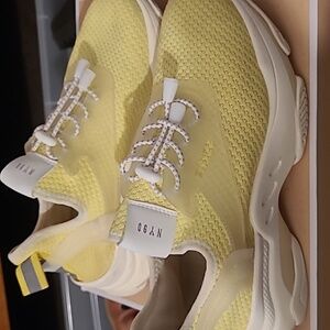 Yellow steve madden sneakers .great condition